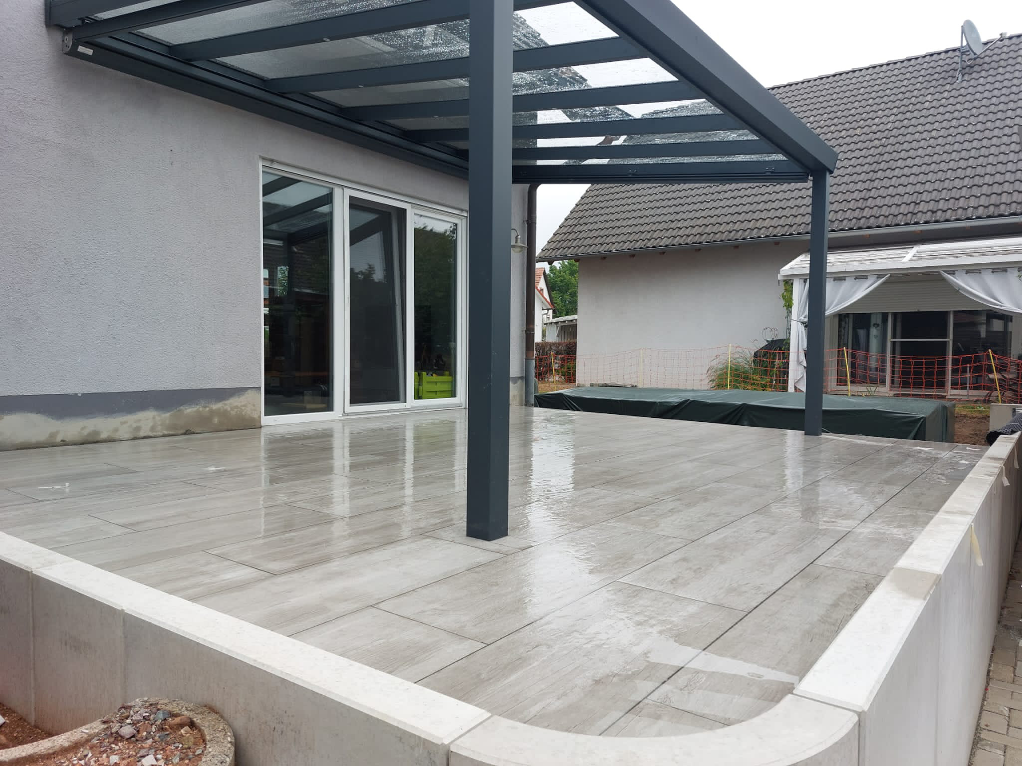 Terrassengestaltung. Terrasse neu gestalten mit Unterbau und Keramikplatten verlegt